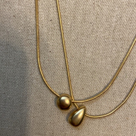 NWT Banana Republic Layered Gold Toned Metal Pendant Necklace - Picture 7 of 13